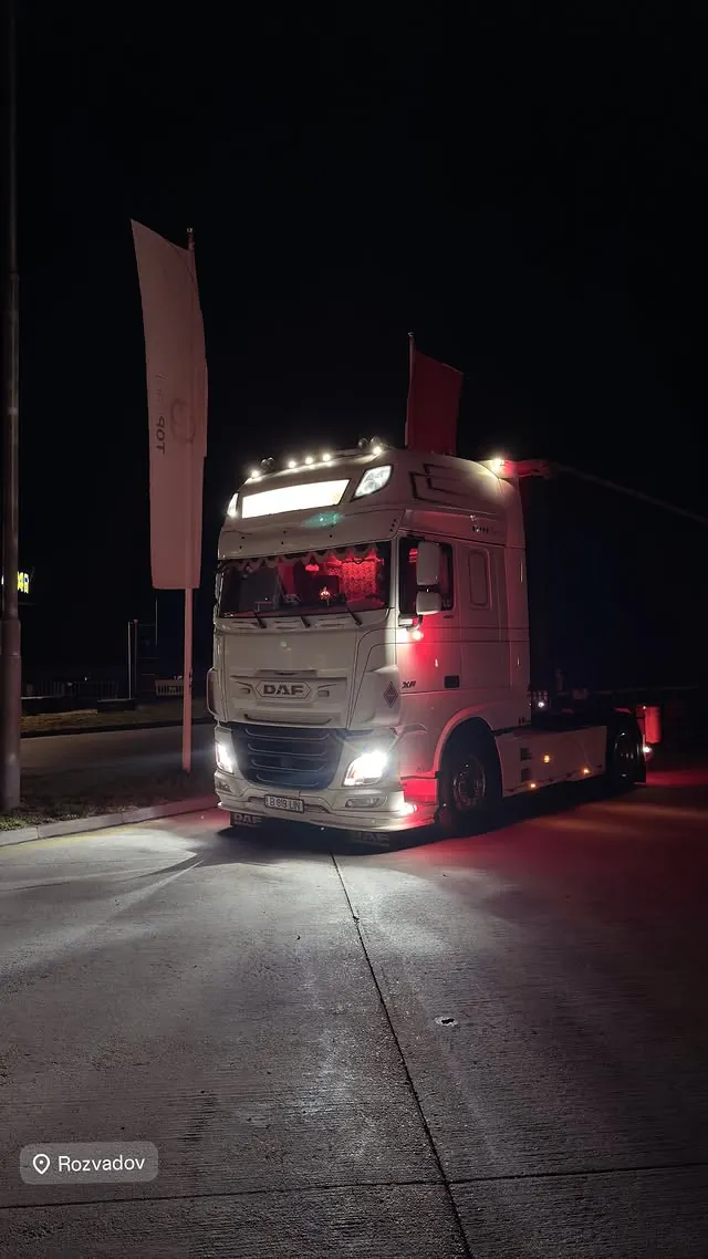 Camion pe timp de noapte