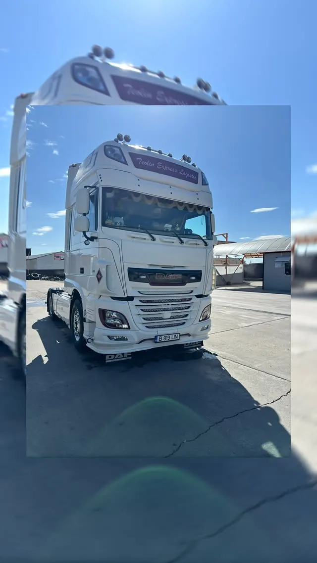 Camion în curte